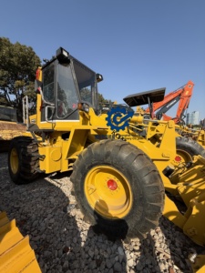 Chargeuse sur pneus Komatsu WA100 d'<span class=keywords><strong>occasion</strong></span> de haute qualité, en excellent état et offrant des performances exceptionnelles - Product Image 2