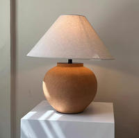 Lampe de table en céramique de style Wabi Sabi avec texture en terre cuite et abat-jour en lin
