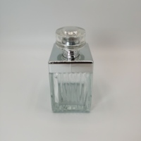 Flacon de parfum carré de luxe personnalisé en verre mat de 80 ml avec bouchon transparent, pulvérisateur à pompe, marquage à chaud et impression sérigraphique