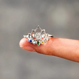Anello di Cristallo a Forma di Fiore di Loto Multicolore per Donne, Accessorio Elegante per Uso Quotidiano - Product Image 2