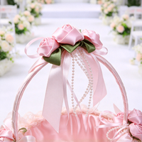 Keranjang Rotan Anyaman Tangan Romantis yang Dapat Dilepas dengan Pita Renda, Mutiara, dan Bunga untuk Dekorasi Pesta Pengiring Pengantin