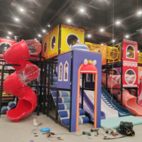 Parc d'attractions intérieur coloré pour enfants avec aire de jeux souple, structures d'escalade, piscine à balles et grand toboggan