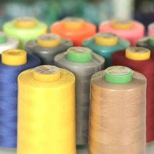 Độ bền cao 100% Spun màu Polyester chỉ khâu 40/2 5000y nhuộm mẫu với độ bền kéo tuyệt vời cho hàng may mặc - Product Image 1