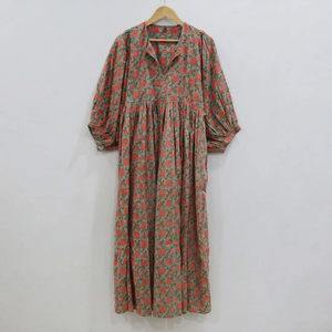 Robe maxi décontractée d'été pour femme en coton gris et imprimé floral rouge, coupe ample, manches bouffantes, col noué - Product Image 1