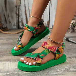 Sepatu trendi musim panas wanita mode 2024 Sandal klasik Sandal karet PU modis sepatu ringan Sandal untuk wanita