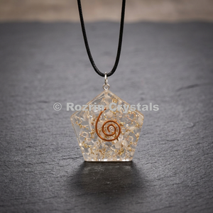 Pendentif en Orgone de Quartz Pentagon avec Cristaux Rozrin et Spirale en Cuivre Gravée, Bijou Pendule de Guérison Feng Shui - Product Image 3