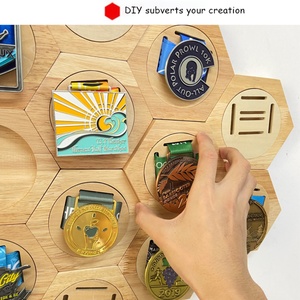 Support de présentation personnalisé pour trophées et médailles de course, en métal, de haute qualité, avec étagère, pour fabricants - Product Image 2