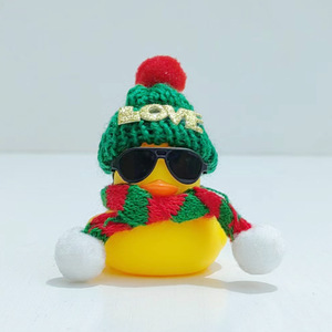 Cyber-Famous Little Yellow Duck Interior Kit Sombrero de lana y gafas de sol con decoración de consola de <span class=keywords><strong>coche</strong></span> Regalo de Navidad Hecho de goma de resina - Product Image 2