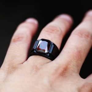 Yunnique – bague carrée en acier inoxydable 316, étanche, en acier noir, avec pierres précieuses, rouge/noir, audacieuse, élégante, esthétique masculine, style motard punk - Product Image 2