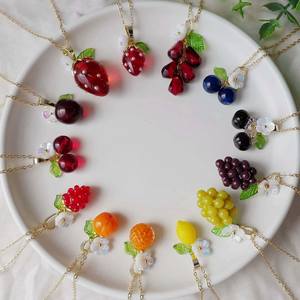 Collares de Resina con Colgantes de Frutas para Mujer, Joyería con Colgantes de Limón, Uva, Fresa y Arándano para Uso Diario Informal/de Verano - Product Image 1