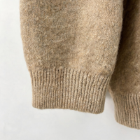Pull en maille pour femme à épaules dénudées avec cape superposée, manches longues à revers côtelés et ourlet irrégulier, marque privée