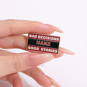 "Malas decisiones para buenas historias" Broche de esmalte de texto de dibujos animados Accesorios de ropa de moda Regalo - Product Image 1