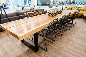 Popolare Tavolo da Pranzo Rustico Grande per 8 Persone con Piano in Legno Massello di Noce e Saman per Ristoranti, Costruzione in Legno Solido - Product Image 5