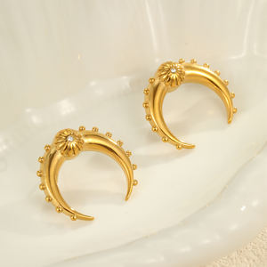 NIMAI NOUVEAU Boucles d'oreilles personnalisées en acier inoxydable PVD en or 18 carats en forme de C pour femmes - Product Image 2