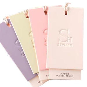 Étiquettes Volantes de Luxe Personnalisées Gaufrées en <span class=keywords><strong>Carton</strong></span>, Étiquettes Vêtements Brodés, Accessoire de Vêtement Plié, Taille Personnalisée - Product Image 1