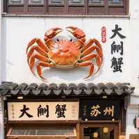 Décoration d'entrée de magasin de fruits de mer réaliste à grande échelle simulée avec des sculptures de crabe impérial en résine artisanale