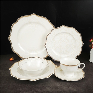 Nueva vajilla de porcelana de hueso de lujo Estilo moderno Hermoso diseño con línea dorada Juego de vajilla de 18/30/36 piezas Bone China en relieve - Product Image 3