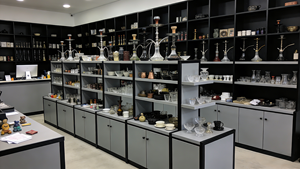 Vitrina de Exhibición de Tabaco Moderna y de Lujo, Fabricada en Madera Sólida, con Vidrio Templado, para Tiendas y Centros Comerciales - Product Image 4