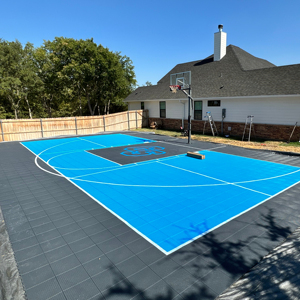 Patio trasero al aire libre cancha multideportiva con cancha de baloncesto pintada y cancha de pickleball líneas de dimensión baldosas - Product Image 1