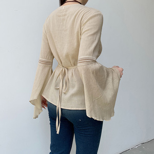 Blusa de punto texturizada con cuello en V y ribete de encaje estilo bohemio para mujer, top vintage con mangas acampanadas y lazo frontal con lazo trasero - Product Image 5