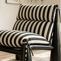 Fauteuil lounge sculptural postmoderne à rayures noires et blanches à nouer |   Chaise d'appoint en bois de frêne massif avec pieds coniques épais
