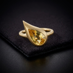 Anillo de Topacio Corte Pera en Oro Amarillo, Anillo Minimalista con Piedra Preciosa, Unisex, para Uso Diario - Product Image 3