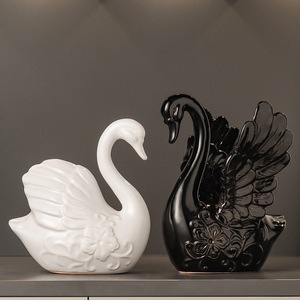 Par de Adornos de Cisnes - Decoraciones de Cerámica de Lujo para Sala de Estar, Mueble para Vinos, Soporte para TV, que Exudan Sofisticación - Product Image 1