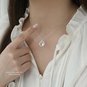 Collier de mariage tendance en argent sterling S925 plaqué platine avec zircon, pendentif chat et papillon sous la lune, design original - Product Image 2