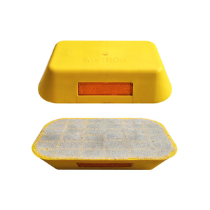 Borne de signalisation routière en plastique surélevée, réfléchissante, à remplissage de sable, avec pieds - Product Image 4