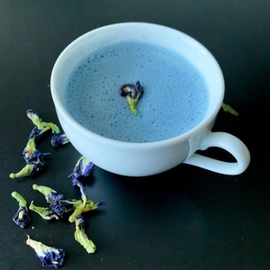 Poudre d'extrait de fleur de pois papillon biologique premium et <span class=keywords><strong>matcha</strong></span> bleu de qualité cérémoniale en bouteille pour les <span class=keywords><strong>bienfaits</strong></span> sur la <span class=keywords><strong>peau</strong></span> et les cheveux - Product Image 5