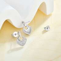 Ensemble de bijoux QX personnalisé en argent 925 avec CZ, fabrication OEM ODM, couleur plaquée, couleur de pierres précieuses, gravure laser gratuite, pendentif et boucles d'oreilles