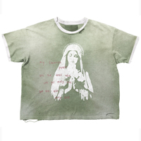 T-shirt Verde Pesante Vintage Lavata con Stampa Vergine Maria e Citazione Scritta a Mano, con Bordo a Contrasto e Effetto Sbiadito al Sole