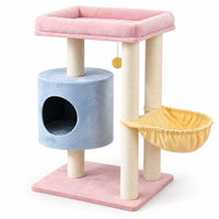 Arbre à chat avec poteaux à gratter, condo pour chat, lit en peluche et hamac suspendu pour le jeu et l'escalade des animaux de compagnie