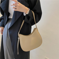 Sac tendance 2024 Sac à main personnalisé de haute qualité en cuir PU Sac à main pour femmes Grand sac fourre-tout Chaîne de verrouillage Sacs à bandoulière