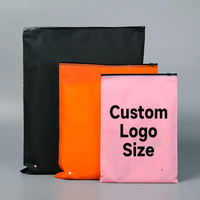 Sacs refermables en plastique PE personnalisés pour vêtements, avec fermeture éclair, gaufrés, pour sweats à capuche, avec logo personnalisé imprimé, pour fourrure - Vente chaude