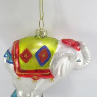 Ornamen Gajah Sirkus Putih Mutiara Cantik di Atas Bola dengan Garis Glitter Kaca untuk Dekorasi Pohon Natal