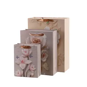 Estoque de luxo embalagem de presente kraft saco de papel do portador para flores shopping bag pode ser personalizado