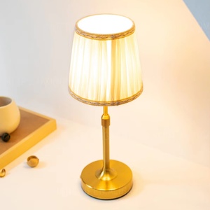 Lampe de table sans fil moderne classique finition laiton doré, ampoule E14, abat-jour en tissu, batterie remplaçable, pour mariage et restaurant - Product Image 2