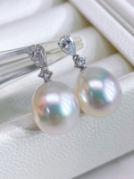 Pendientes de Oro de 18K con Dos Diamantes Cultivados en Laboratorio y Perla Blanca Australiana de Agua Salada