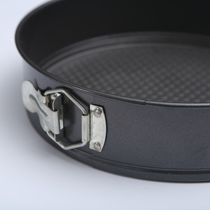 Moule à gâteau rond rétractable antiadhésif avec mécanisme de verrouillage pour la cuisson de gâteaux chiffon et mousses - Product Image 3