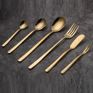 Vendita calda della fabbrica posate placcate oro all'ingrosso 6 pezzi posate coreane cucchiaio in acciaio inox forchetta coltello da burro