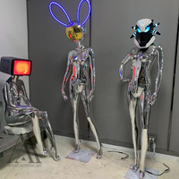 Statue de robot futuriste éclairée par LED Décoration de boîte de nuit et présentoir de vente au détail haut de gamme Cyberpunk Miroir chromé en fibre de verre Mannequin