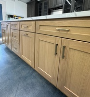 Meubles de cuisine îlot central de style rondins de chêne luxueux, design moderne, couleur personnalisée, bois massif écologique, facile à nettoyer
