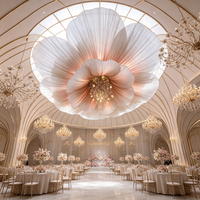 Décoration florale suspendue au plafond de la salle de mariage M968, installation florale en organza avec éclairage LED pour les événements de banquet