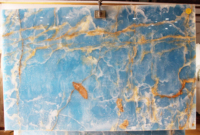 Bleu cristal Jade Onyx mur revêtement carrelage salon rétro-éclairé caractéristique mur bleu foncé translucide marbre pierre rougeoyant escalier étape