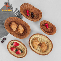 Retro natuurlijke handgemaakte bruine ovale stapelbare brood- en fruitmanden van rotan voor picknick, cadeau, opbergruimte en decoratie voor thuis.