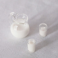 Realistisches Miniatur-Saft- und Milchgläser-Set für Puppenhaus-Küchenmodell