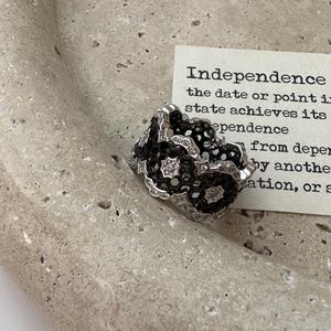 แหวนเงินแท้ S925 ดีไซน์ลูกไม้สีดำ ชุบทองคำสีกุหลาบ สไตล์ดาร์กพังก์ ลวดลายฉลุแบบเฉพาะตัว - Product Image 1