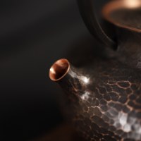 Théière classique en cuivre rouge pur faite à la main avec poignée en rotin tressé, bouilloire écologique pour la cérémonie du thé Kung Fu