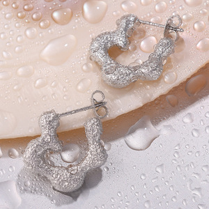 Pendientes de aro martillados chapados en oro para mujer, diseño elegante y único EH1035G - Product Image 2